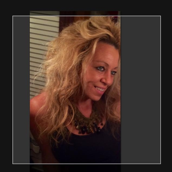 Poshmark profile picture for @snoow